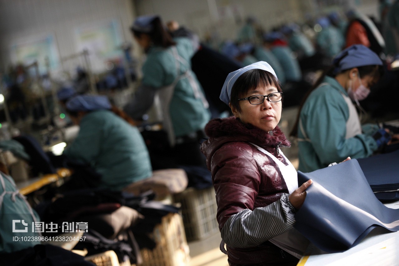 匠心織就潮流 淮北秋艷服裝廠女工以巧手打造歐美風尚